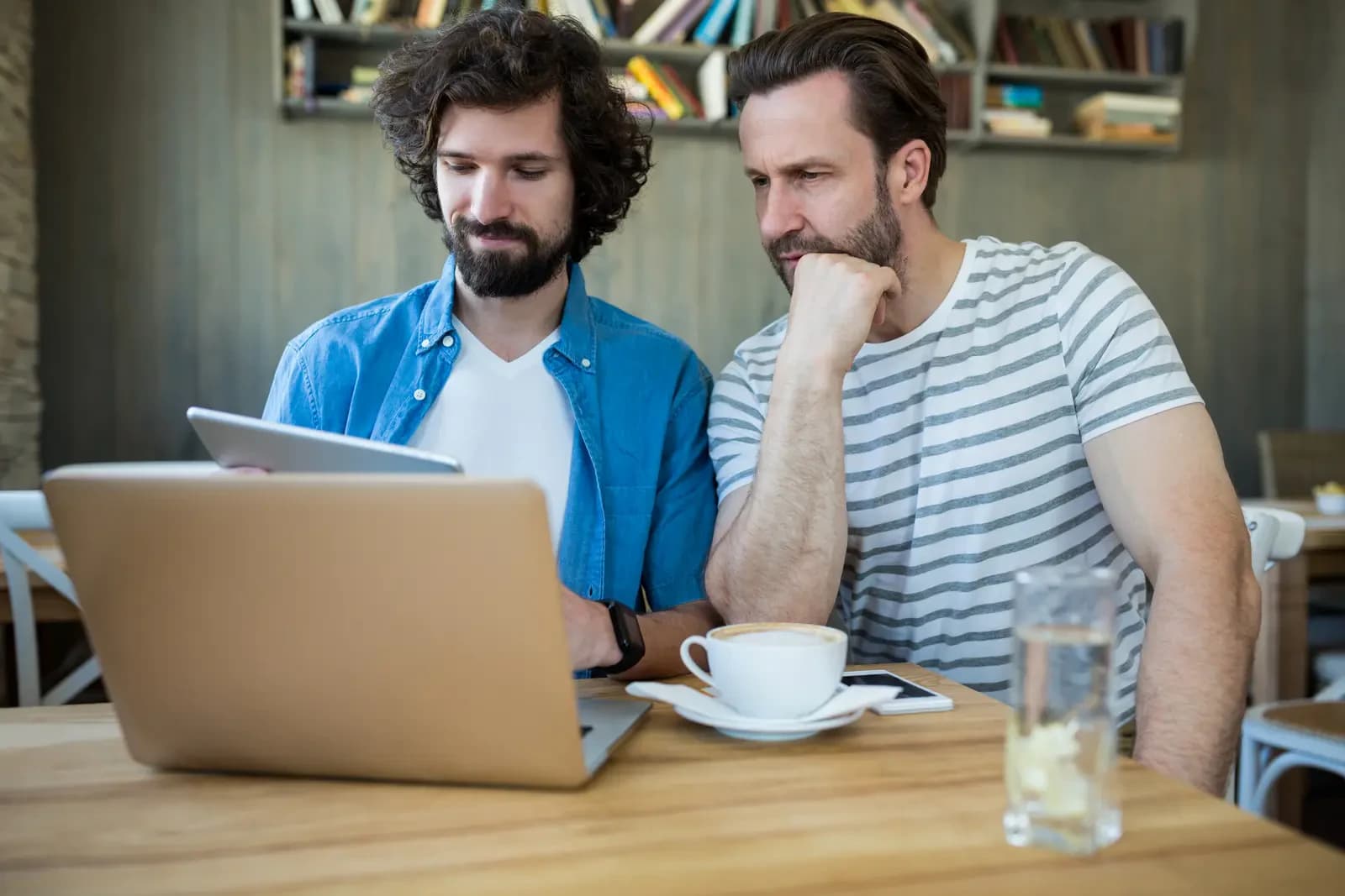 Dos profesionales aplican la IA a una tarea real de su trabajo con un portátil y una tableta