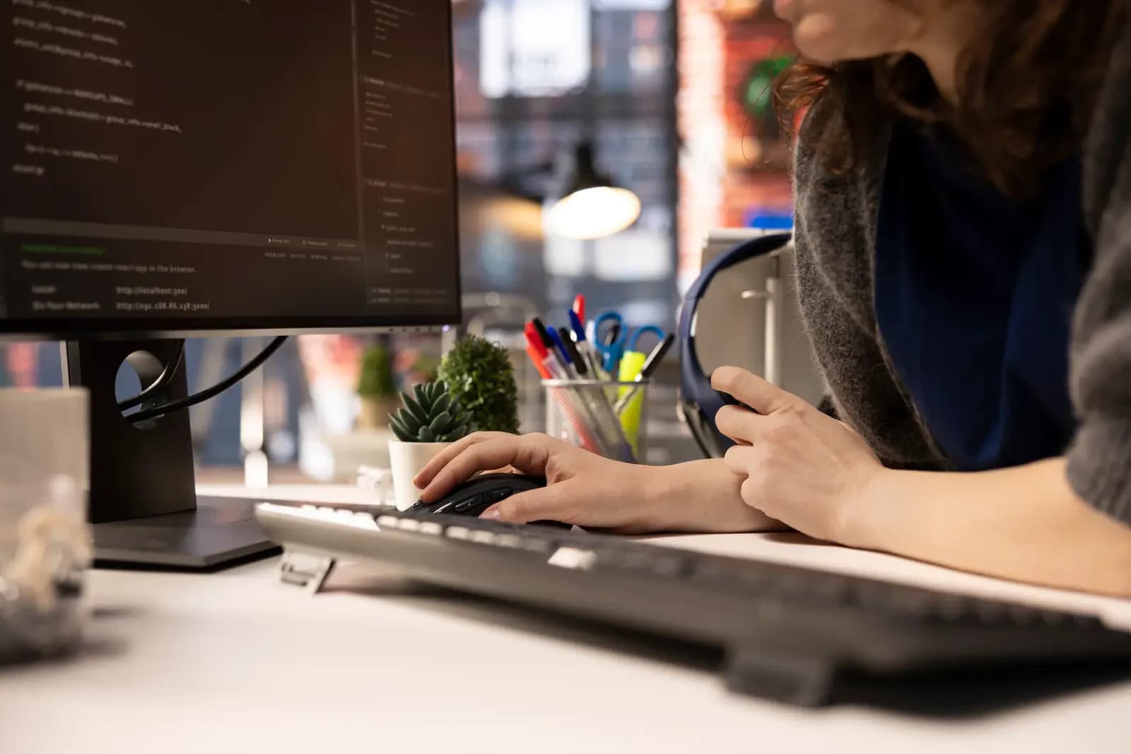 Una desarrolladora integra varios modelos de IA desde una sola API en su entorno de trabajo